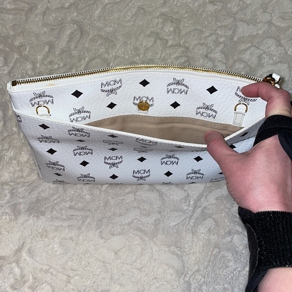 AUTHENTIC White MCM medium size pouch - Picture 3 of 10